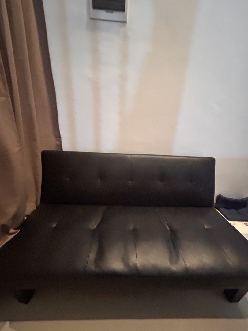 Sofa bed hitam (Kategori: Perabotan Rumah) berada di Depok. Dikirim oleh preloved_nda (ID iklan 1447325530, Gambar 3). Deskripsi: Mau jual sofabed dengan kondisi berikut difoto yaa. Details uk dikirim di chat, nego jgn afgan🙏🏻.