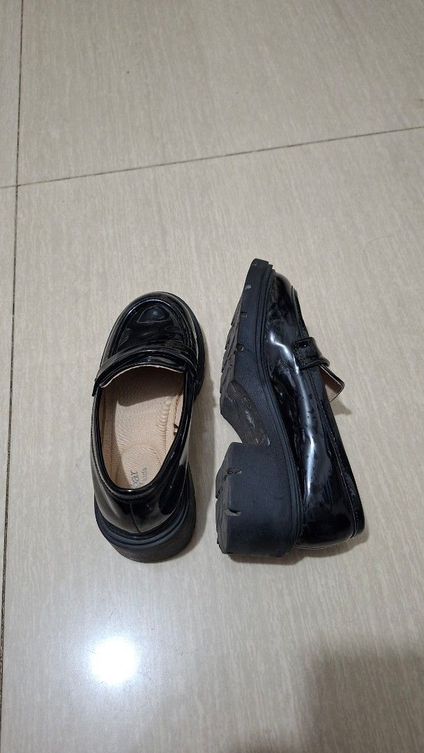 Sofft Black Patent Leather Loafers (Category: Loafers) located in Manila. Submitted by grace_chelo (Listing ID 1447360266, Image 3). Description: - Size: 33 - Material: Black patent leather - Style: Classic penny loafer - Features: Chunky sole, strap across vamp - Ideal for: School, everyday wear - Condition: Minor scratches.