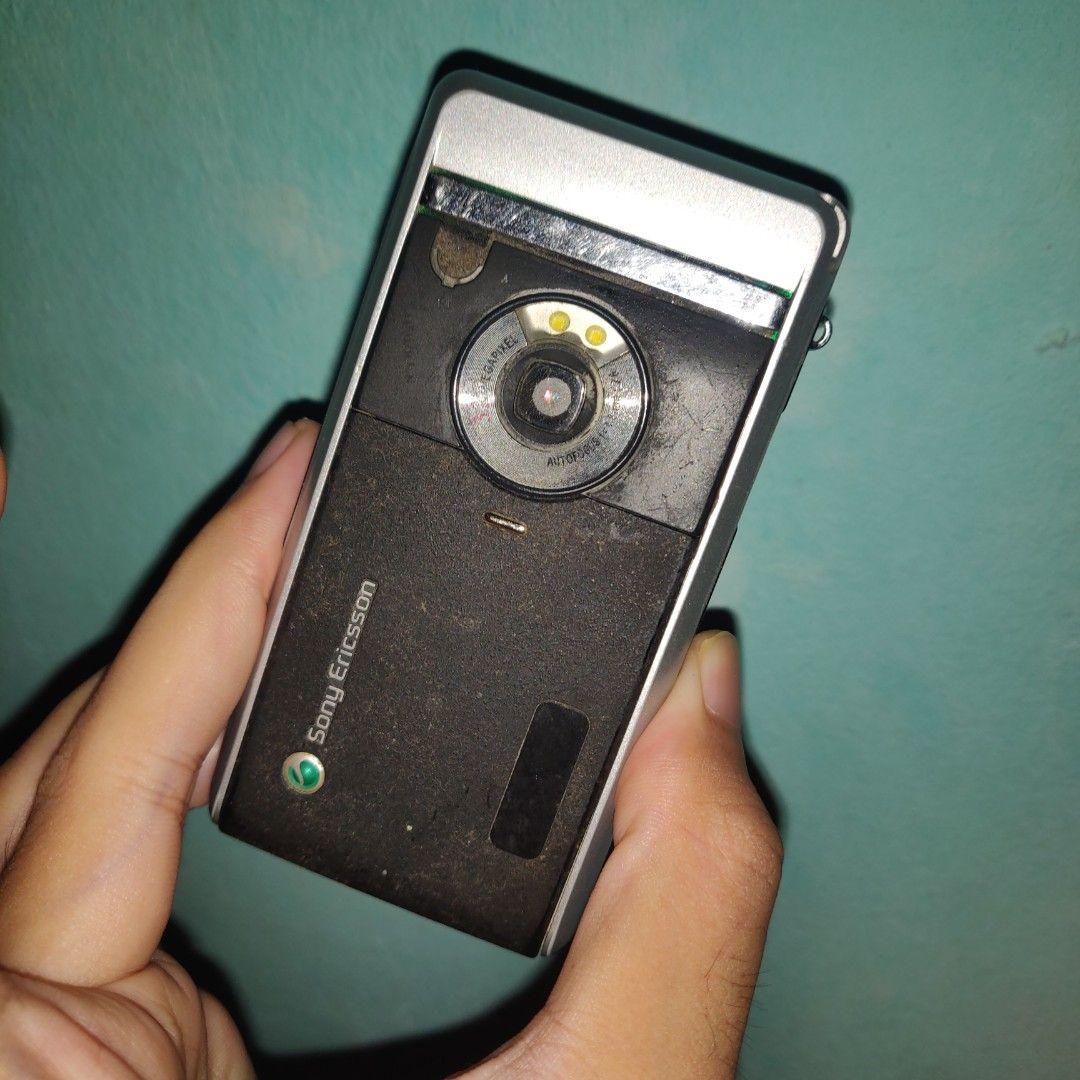 Sony Ericsson P1i (Category: Early Generation Mobile Phones) located in Sitiawan. Submitted by tasteless_ratatouille (Listing ID 1447361279, Image 3). Description: - Classic Sony Ericsson P1i PDA phone - Features a full QWERTY keyboard - Screen has visible scratches - Ideal for collectors or retro phone lovers - Touch problem - No pen postage available..