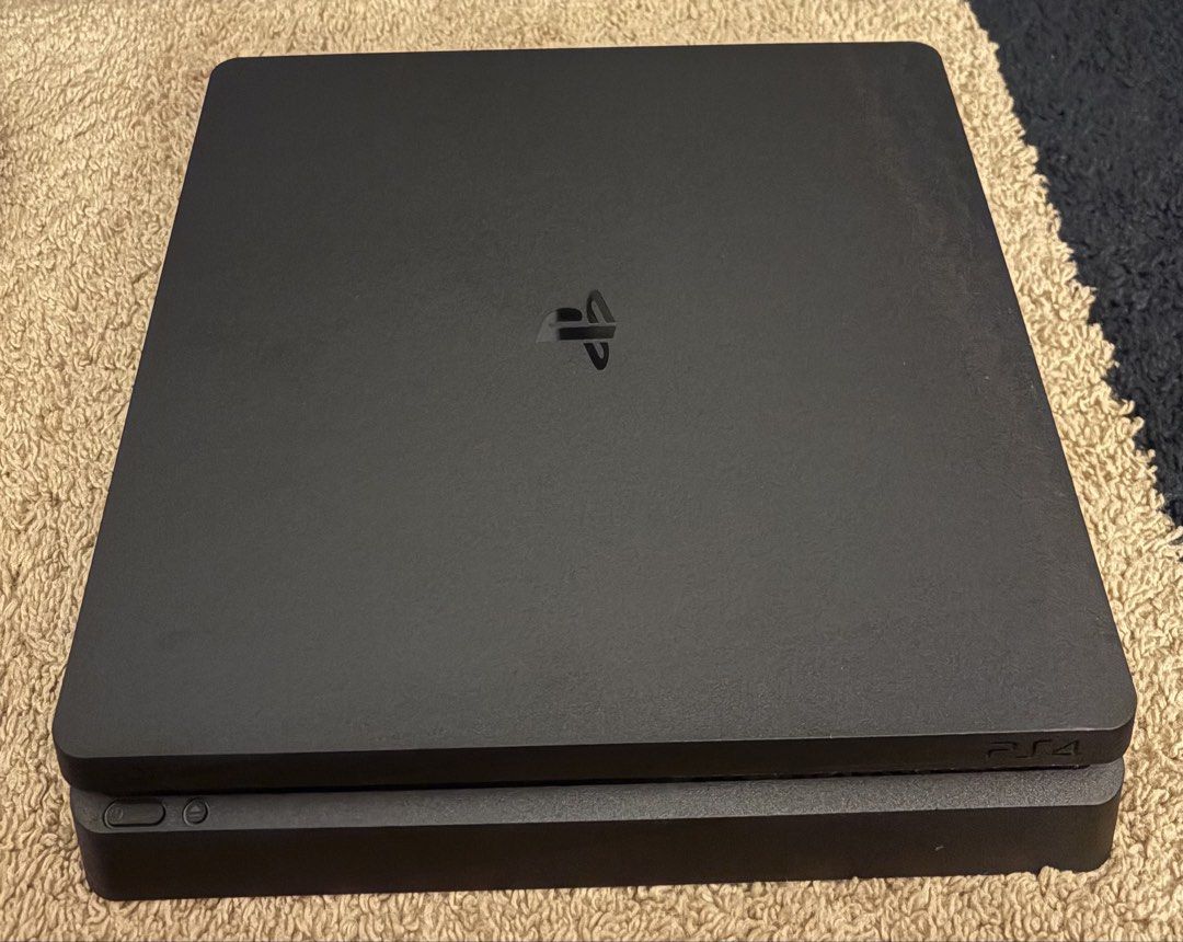 Sony PlayStation 4 Console with 2 Controllers （分類：PlayStation）位於 Hong Kong。 由 bruaa27 提交（商品編號 1447322632，圖片 2）。簡介： Selling a PS4 console. Comes with two controllers, one black and one white. Console is black. Great for gaming. Tested and working. Ready for a new owner.。