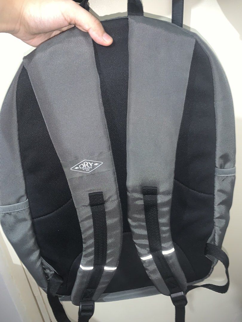 Superdry Grey Backpack Original (Category: Backpacks) located in Manila. Submitted by dsn_md (Listing ID 1447383390, Image 3). Description: Guaranteed Grey Superdry backpack Money back if proven fake PLEASE READ Issue: natambak lang so may onting dumi sa superdry na stitch sa harap. Medyo tricky din yung zipper ng bag pero parang factory defect nya talaga na naiipit sa cover lining. No other issues aside from normal usage. - Front zip pocket for 