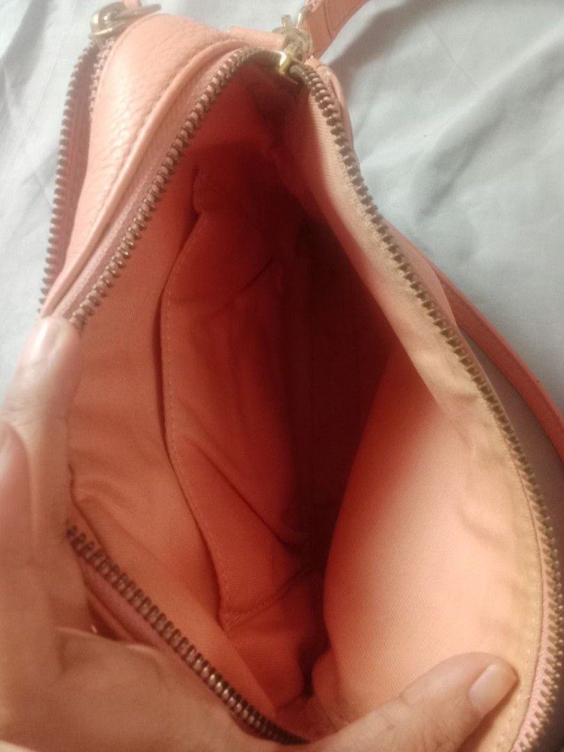 Tas Fossil Cambag Original (Kategori: Tas & Dompet Wanita) berada di Depok. Dikirim oleh nyvyshavha (ID iklan 1447332773, Gambar 3). Deskripsi: Fossil ori, cakep mulus bersih wangi warna cute bgt, silahkan nego halus.