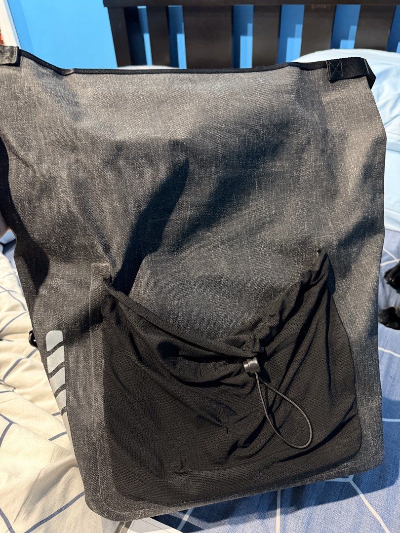 Tern Dry Goods Bag Bicycle Pannier (Category: Bicycles) located in San Juan City. Submitted by charliedj (Listing ID 1447416792, Image 2). Description: - Tern Dry Goods Bag - Waterproof material - Attaches securely to bicycle rack - Convenient front pocket - Easy drawstring closure - Instructions included - Ideal for carrying your cycling essentials.