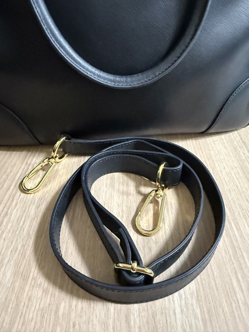Tory Burch Black Leather Tote ve Bag with Strap (Category: Luxury Bags & Wallets) located in Quezon City. Submitted by lsreyes (Listing ID 1447448379, Image 3). Description: - Authentic Tory Burch black leather tote bag - Features elegant gold hardware details - Comes with a detachable shoulder strap for versatile carrying - Includes original authenticity card - Ideal for everyday use and travel.