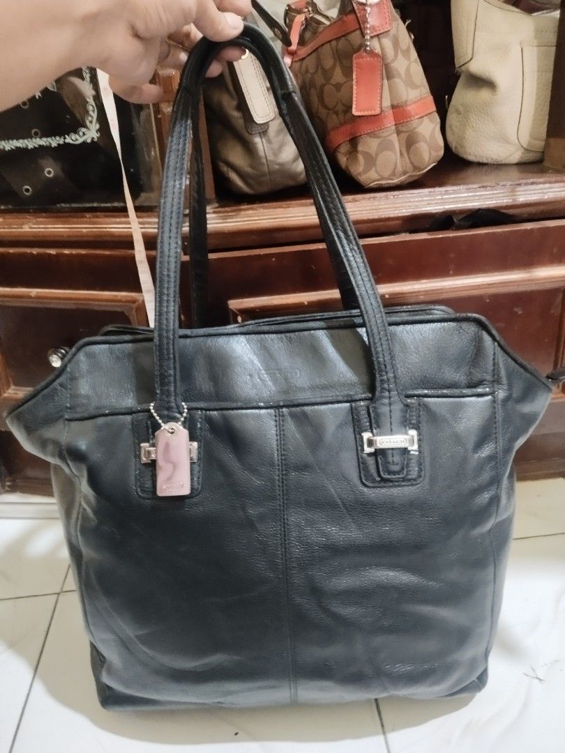 tote coach (Kategori: Tas & Dompet Wanita) berada di Medan. Dikirim oleh quinara.original.bag (ID iklan 1447371545, Gambar 1). Deskripsi: Tote Coach original Bag, Good Condition. silahkan chatt untuk tanya Detail ! bisa oren (split payment) 🍊.