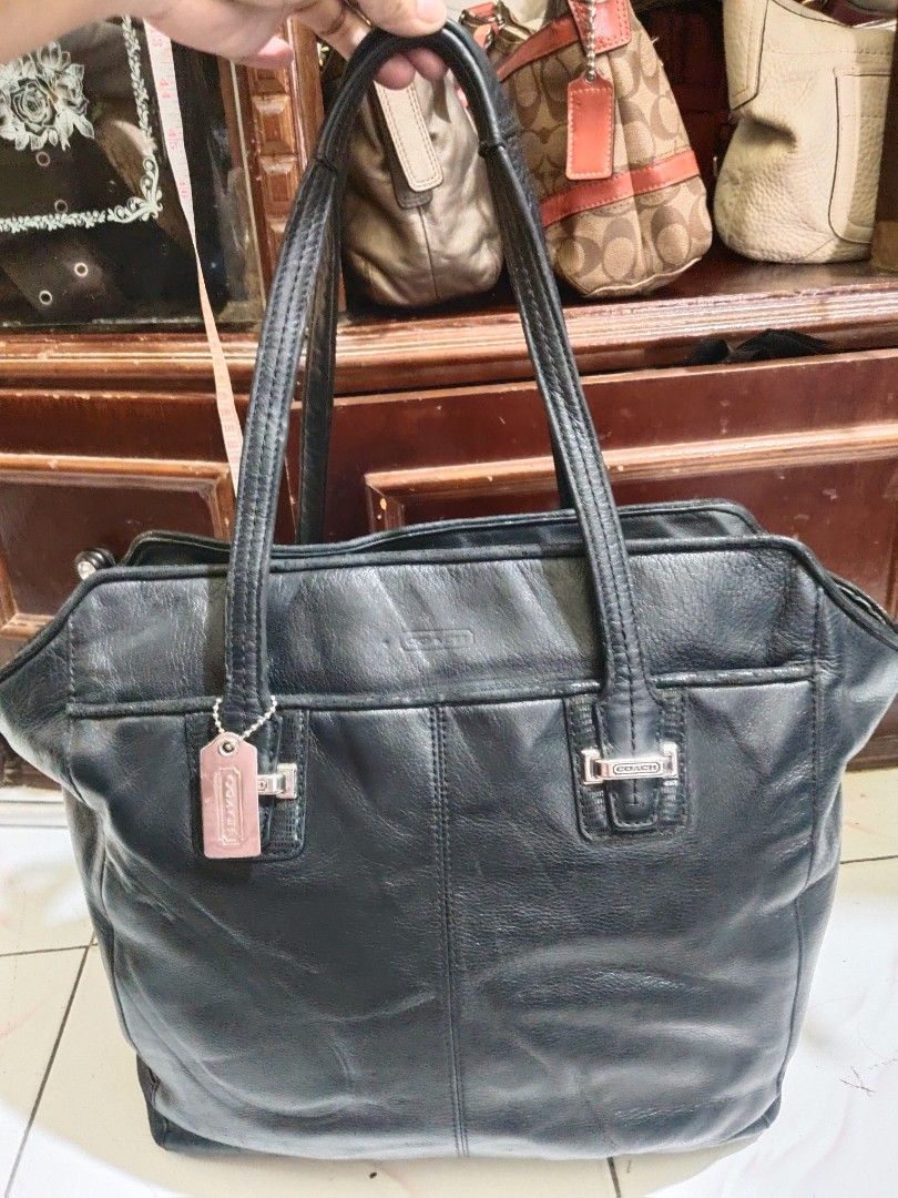 tote coach (Kategori: Tas & Dompet Wanita) berada di Medan. Dikirim oleh quinara.original.bag (ID iklan 1447371545, Gambar 3). Deskripsi: Tote Coach original Bag, Good Condition. silahkan chatt untuk tanya Detail ! bisa oren (split payment) 🍊.