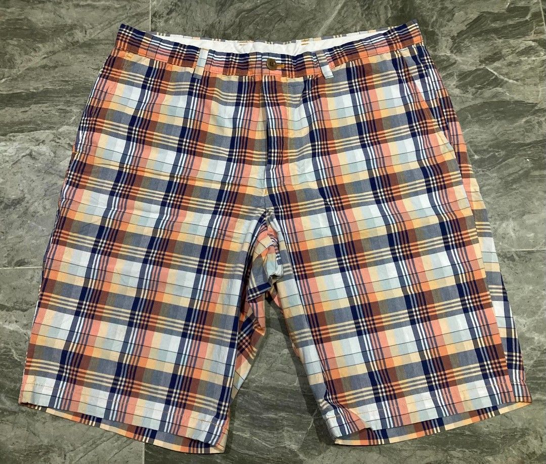 Uniqlo Checkered short (Category: Shorts) located in General Santos City (Dadiangas). Submitted by amorhesthrift (Listing ID 1447392562, Image 1). Description: Good As New Size- XL on tag W35-36 L21.5.