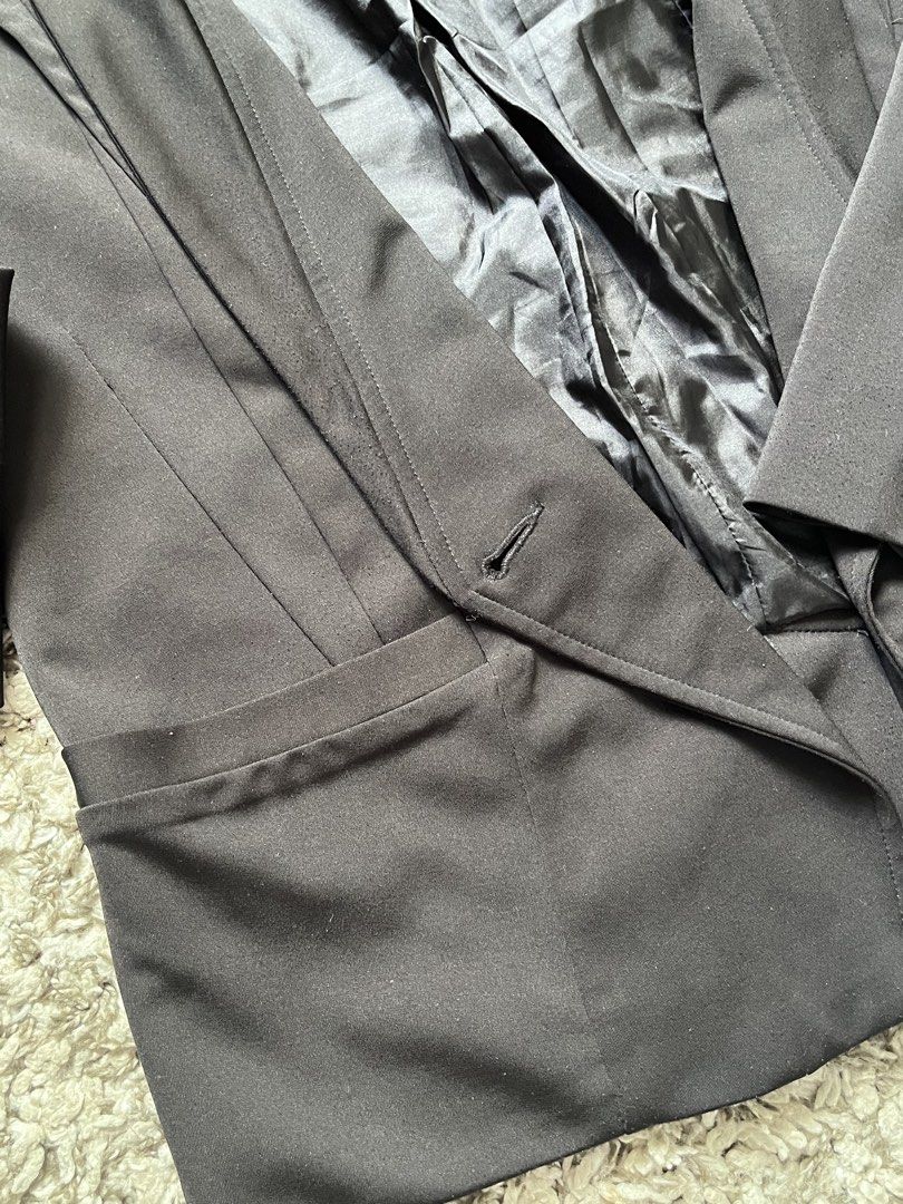 Very Black Open Front Blazer Size 4 (Category: Coats, Jackets and Outerwear) located in Pasay City. Submitted by losient (Listing ID 1447448435, Image 2). Description: - Black blazer from Very - Open front with single button closure - Fully lined interior - Estimated size: 4 - Versatile for work or evening wear.
