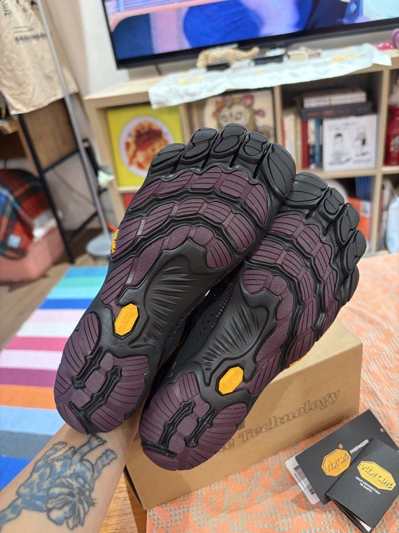 由 ybkswagiiii (刊登 ID 1447425954，圖片 3) 提交，位於 新北市 (New Taipei) 的 Vibram fivefingers (類別：運動鞋、球鞋)，說明：買錯尺寸所以出售，買完只套腳一次就知道太大所以9.9成新沒有落地過，在韓國買的標籤全都還在，尺寸是女生37號腳比較小的人可以購買呦！。