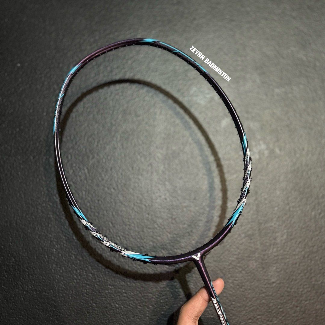 Victor AuraSpeed 30H J ( Purple ) - Authentic / Original (Category: Racket and Ball Sports) located in Las Pinas. Submitted by lvespinaa (Listing ID 1447421197, Image 3). Description: ‼️Available - Onhand‼️ Victor AuraSpeed 30H J ( Purple ) - Authentic / Original Specs : ✅ Weight : 4U ( 80 - 85g ) ✅ Grip Size : G5 ✅ Balance : Even Balance ✅ Flex : Medium Flex ✅ Max Tension : 31lbs Price : ₱4900 ‼️ What You See Is What You Get ‼️ ✅ Store Visit • M