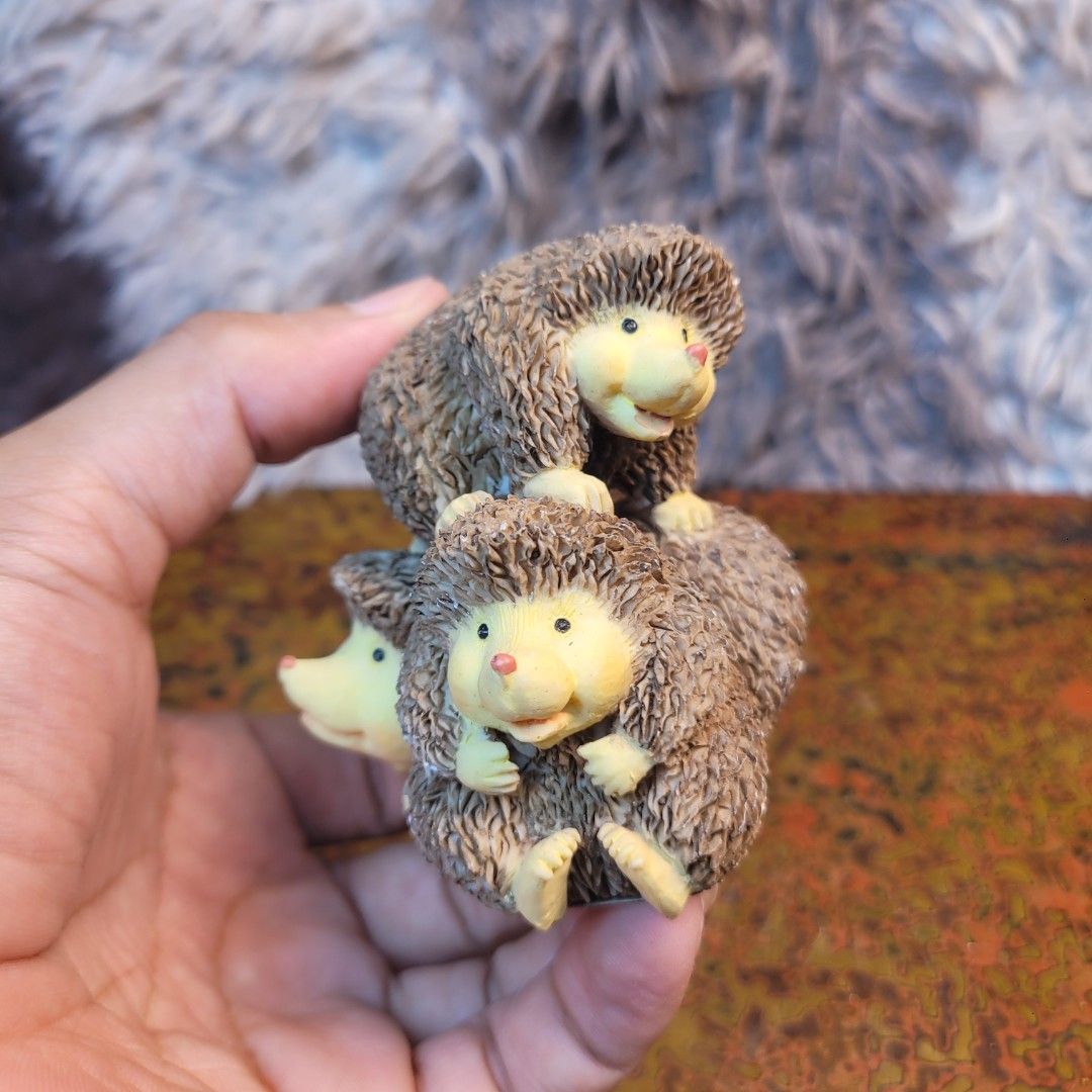 Vintage Leonardo Collection 'Prickles' Range Three Interlocking Hedgehogs Resin Figurine! (Category: Figurines & Statues) located in Pasig City. Submitted by hoa_japan_surplus_32023 (Listing ID 1447365396, Image 3). Description: 3"x3" approx. ❌️NON-COD ✅️ PAYMENT FIRST POLICY ✅️ FIRST TO PAY _____________________________________________ ‼️SHIPPING OPTION‼️ 📌Flash Express, J&T, Gogo Express, Lalamove or Personal Pick-up Location: PASIG CITY _____