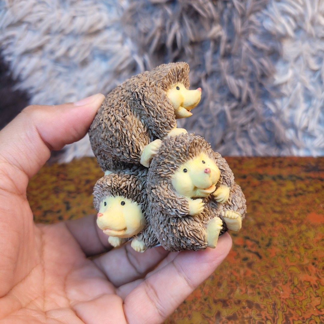 Vintage Leonardo Collection 'Prickles' Range Three Interlocking Hedgehogs Resin Figurine! (Category: Figurines & Statues) located in Pasig City. Submitted by hoa_japan_surplus_32023 (Listing ID 1447365396, Image 2). Description: 3"x3" approx. ❌️NON-COD ✅️ PAYMENT FIRST POLICY ✅️ FIRST TO PAY _____________________________________________ ‼️SHIPPING OPTION‼️ 📌Flash Express, J&T, Gogo Express, Lalamove or Personal Pick-up Location: PASIG CITY _____