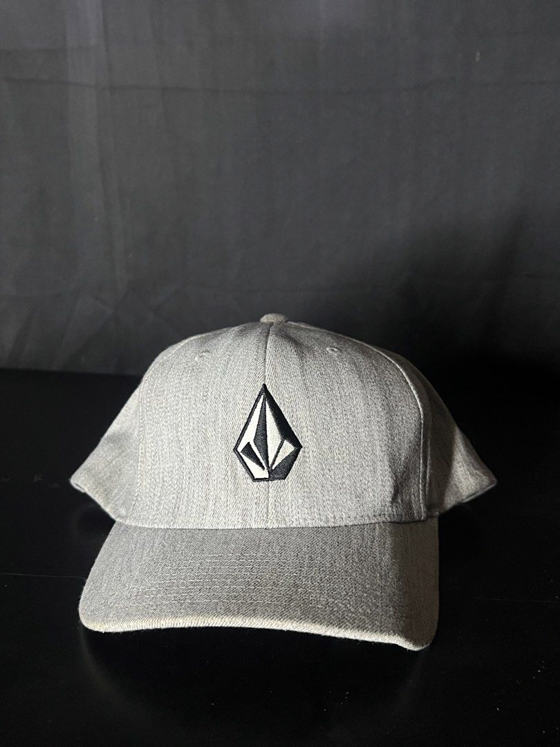 Volcom Grey Baseball Cap Flexfit L-XL (Category: Caps & Hats) located in Manila. Submitted by maccabeyo (Listing ID 1447461861, Image 1). Description: - Grey Volcom baseball cap - Flexfit design for comfort - Size L-XL - Made from acrylic and wool blend - Ideal for everyday wear.