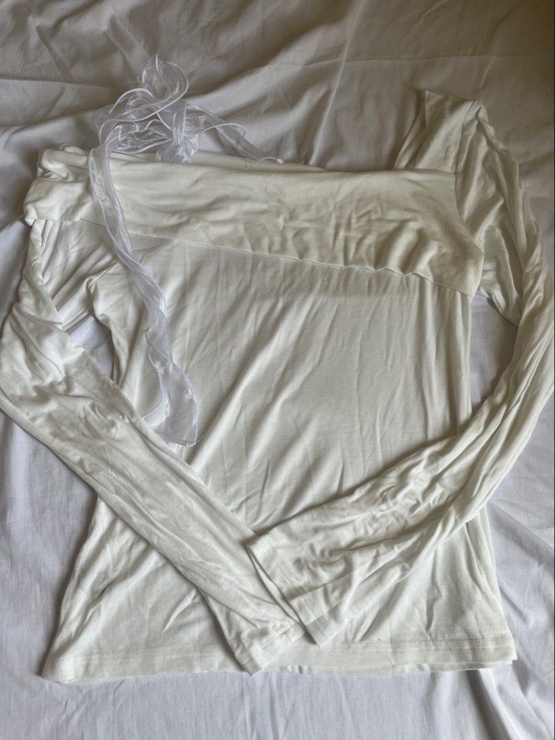White pure cotton angel longsleeve (Category: Longsleeves) located in Subic. Submitted by p0rcelain (Listing ID 1447320484, Image 1). Description: Brandy Melville vibes! W beautiful detail on the right shoulder For more inquiries, please don’t hesitate to message me.