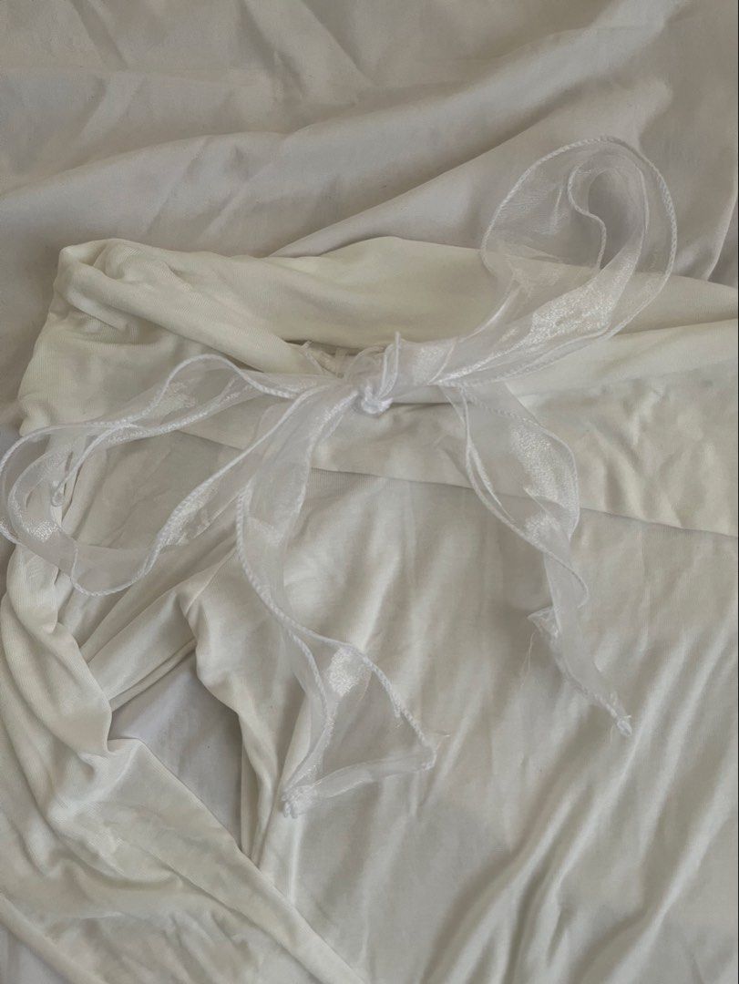 White pure cotton angel longsleeve (Category: Longsleeves) located in Subic. Submitted by p0rcelain (Listing ID 1447320484, Image 2). Description: Brandy Melville vibes! W beautiful detail on the right shoulder For more inquiries, please don’t hesitate to message me.