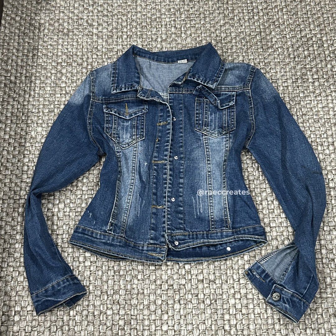 Women's Slim Fit Denim Jacket (Category: Coats, Jackets and Outerwear) located in Manila. Submitted by raeccreates (Listing ID 1447393409, Image 1). Description: PLEASE READ. 📍ABOUT THE JACKET: * Size: Medium (M) * Fit: Slim fitting * Sleeve length: Long sleeve * Material: Denim * ISSUES: - No buttons (can be worn as a cover up) - Slight stains at the back (can be removed when washed) ☆ In good condition. Lightly used. ☆ Color may vary slightly 
