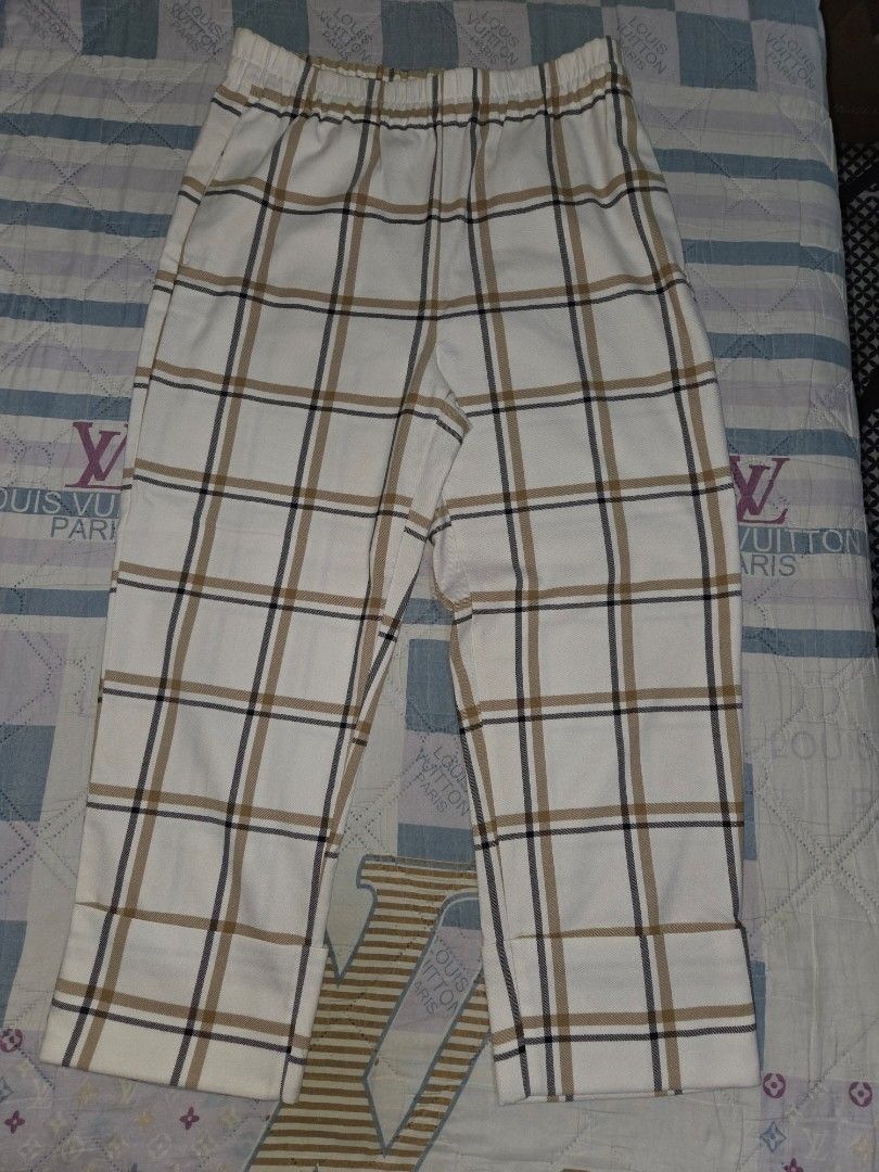 ZARA Plaid Pants Size L (Category: Other Bottoms) located in Manila. Submitted by eveeven (Listing ID 1447325969, Image 2). Description: - ZARA Plaid Pants - Size: L - Elastic waistband for ultimate comfort - Straight leg fit - Made in Spain - Ideal for casual wear.