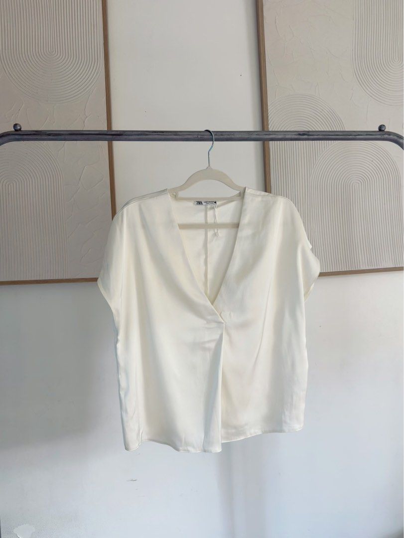 Zara white satin finish style (Category: Blouses) located in San Simon. Submitted by katechicha96 (Listing ID 1447432760, Image 1). Description: .