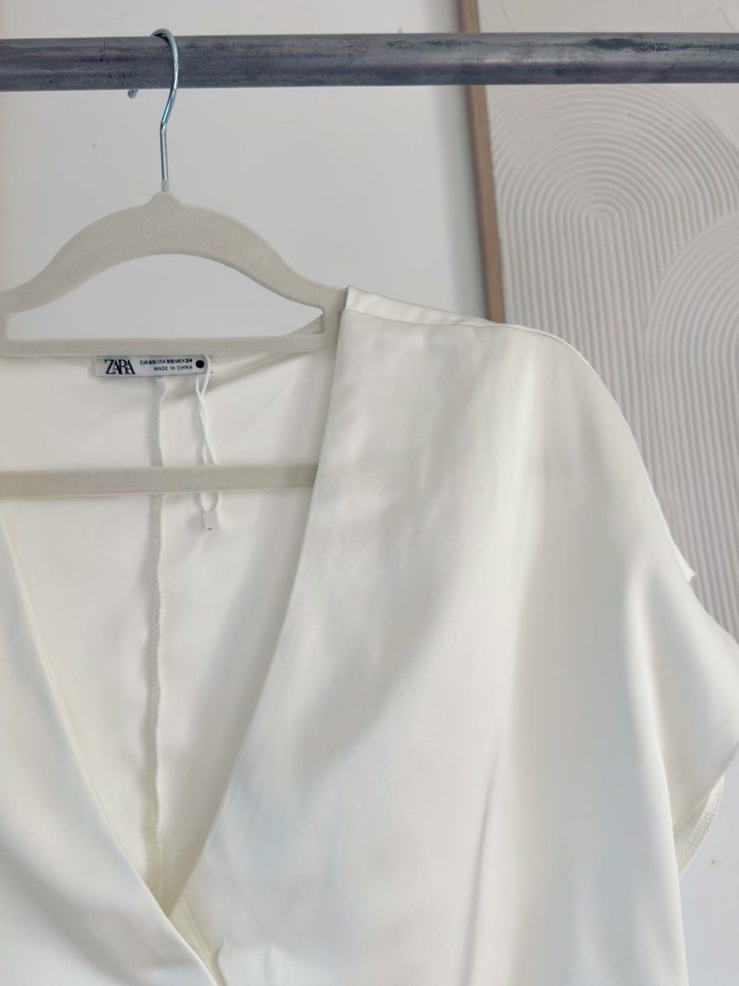 Zara white satin finish style (Category: Blouses) located in San Simon. Submitted by katechicha96 (Listing ID 1447432760, Image 2). Description: .
