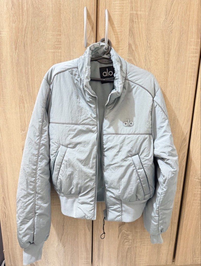 ALO Yoga Puffer Jacket Cosmic Grey (Category: Coats, Jackets and Outerwear) located in Valenzuela. Submitted by solanaph (Listing ID 1452779129, Image 2). Description: Light blue ALO Yoga puffer jacket. Cropped style with a zip-up front and pockets. Soft fleece lining inside for warmth. Great for layering or wearing on its own. Easy to style for workouts or casual wear. Comes in size S. Used once in SFO. AUTHENTIC. Bought directly from alo websit