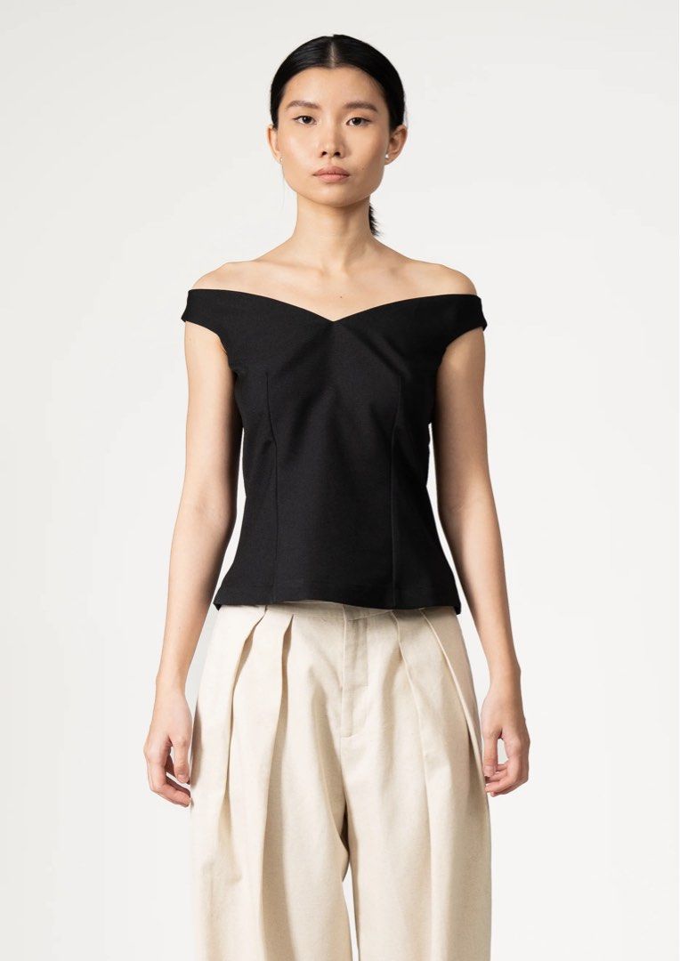 APARA Off Shoulder Corset (Category: Blouses) located in Quezon City. Submitted by aquariuspicks (Listing ID 1452807452, Image 1). Description: APARA Off Shoulder Corset - Color: Black - Size: Small - Original price is ₱5,200 and selling for ₱1,900.