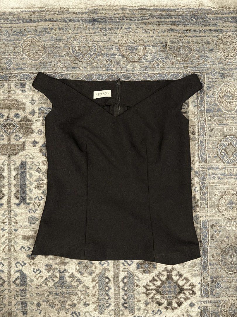 APARA Off Shoulder Corset (Category: Blouses) located in Quezon City. Submitted by aquariuspicks (Listing ID 1452807452, Image 3). Description: APARA Off Shoulder Corset - Color: Black - Size: Small - Original price is ₱5,200 and selling for ₱1,900.