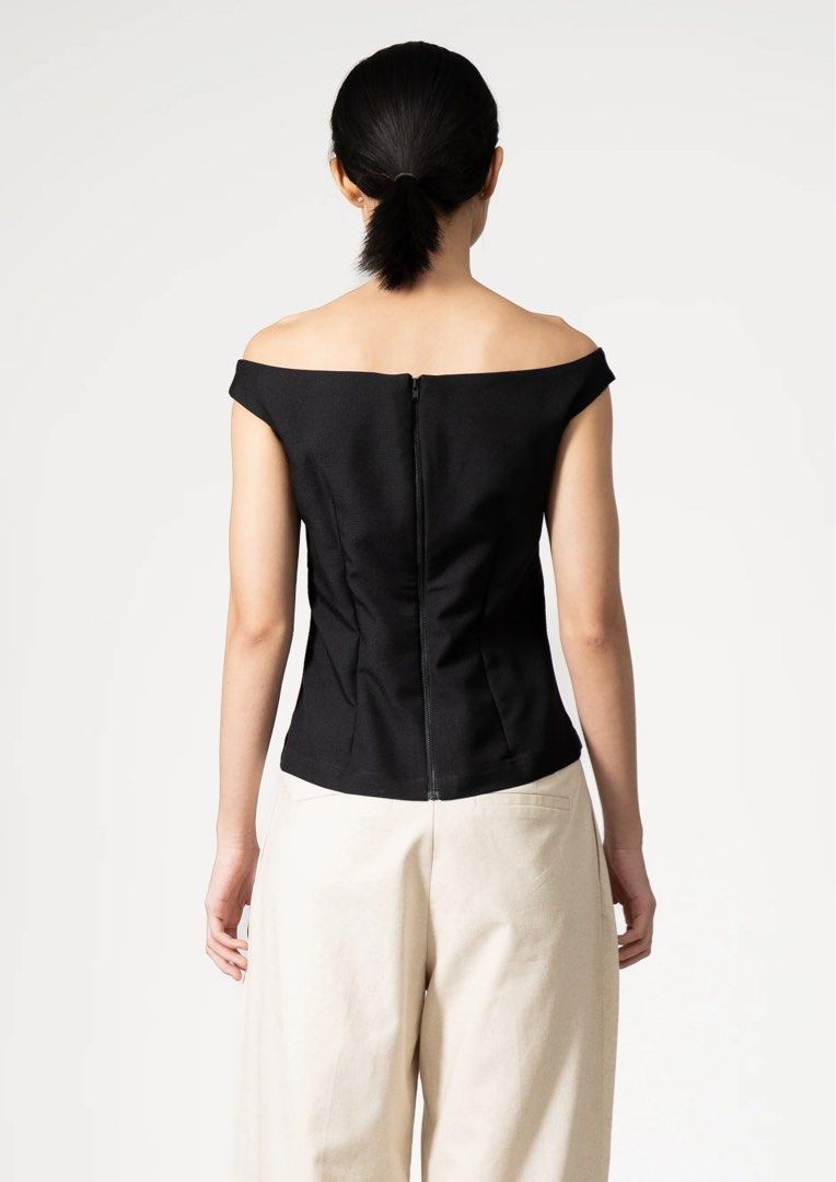 APARA Off Shoulder Corset (Category: Blouses) located in Quezon City. Submitted by aquariuspicks (Listing ID 1452807452, Image 2). Description: APARA Off Shoulder Corset - Color: Black - Size: Small - Original price is ₱5,200 and selling for ₱1,900.