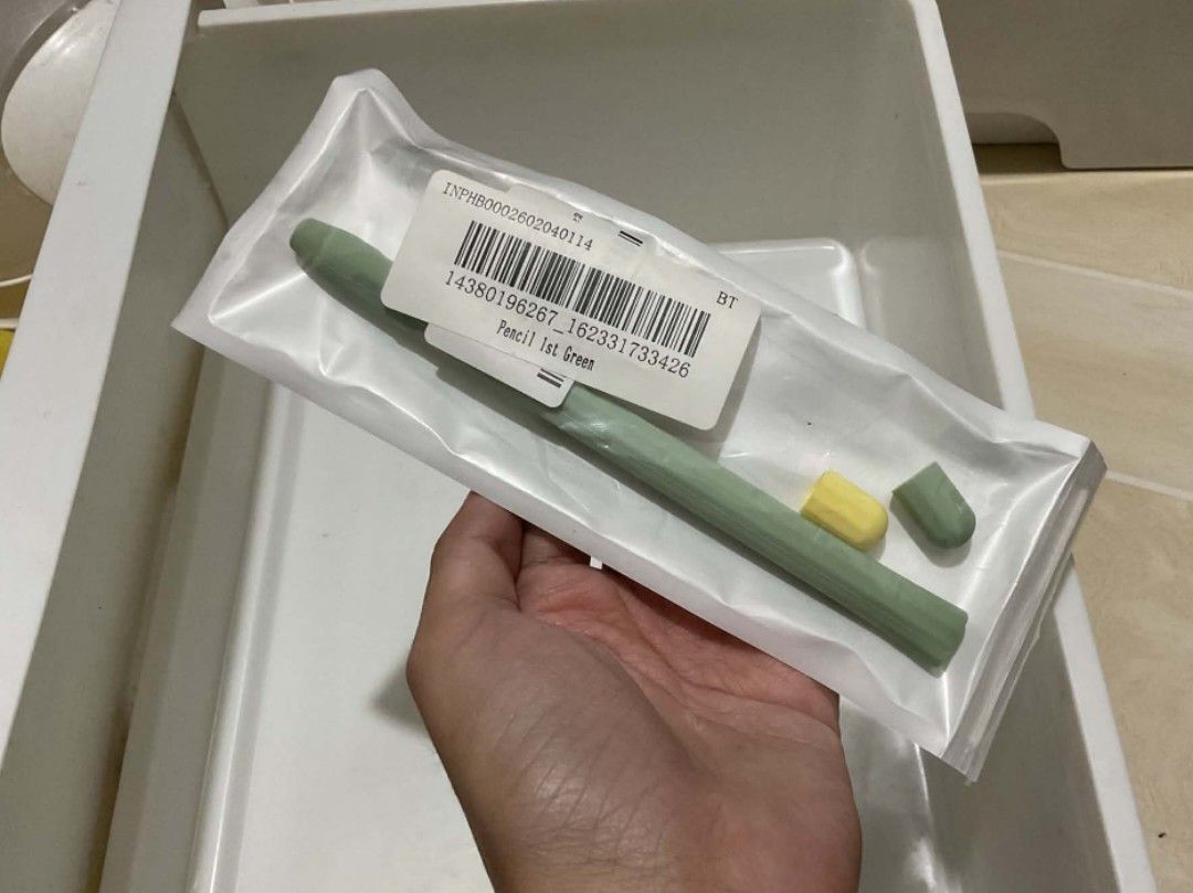 Apple Pencil 1st Gen Cover - Green (Category: Other Mobile & Gadget Accessories) located in Valenzuela. Submitted by carlywaters (Listing ID 1452733418, Image 1). Description: - Brand new Apple Pencil tip (1st Generation) Cover - Color: Green - Sealed in original packaging - Includes 2 small protective caps RFS: Decluttering MOP: Bank Transfer (BPI/UB), Maya, GCash.