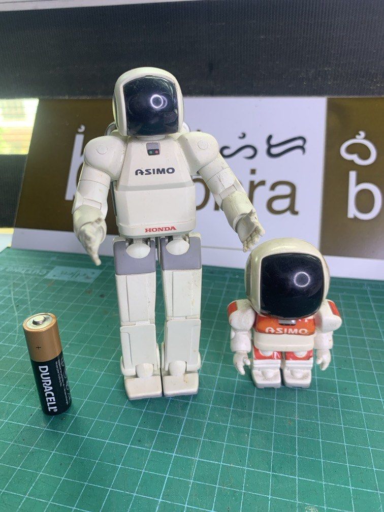 ASIMO - Honda - Articulating Robot Merch (Category: Figurines & Statues) located in Carmona. Submitted by bihira (Listing ID 1452710555, Image 1). Description: ASIMO - Honda - Articulating Robot Merch - WYSIWYG - Sold as set - As is - Authentic Japan - Honda Merch.