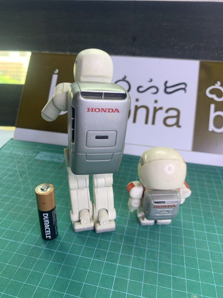 ASIMO - Honda - Articulating Robot Merch (Category: Figurines & Statues) located in Carmona. Submitted by bihira (Listing ID 1452710555, Image 2). Description: ASIMO - Honda - Articulating Robot Merch - WYSIWYG - Sold as set - As is - Authentic Japan - Honda Merch.
