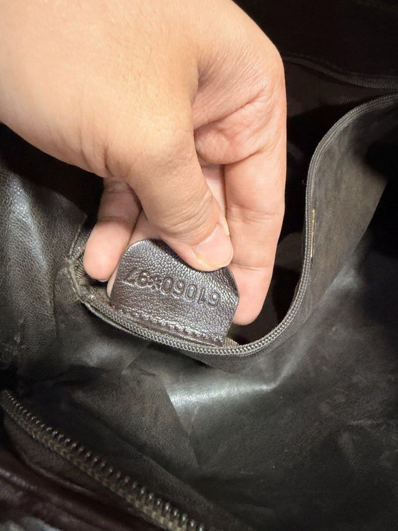 Bally (Category: Luxury Bags & Wallets) located in Mati. Submitted by michjake1009 (Listing ID 1452831504, Image 3). Description: In very good condition Faded chain Super genuine leather Vintage .