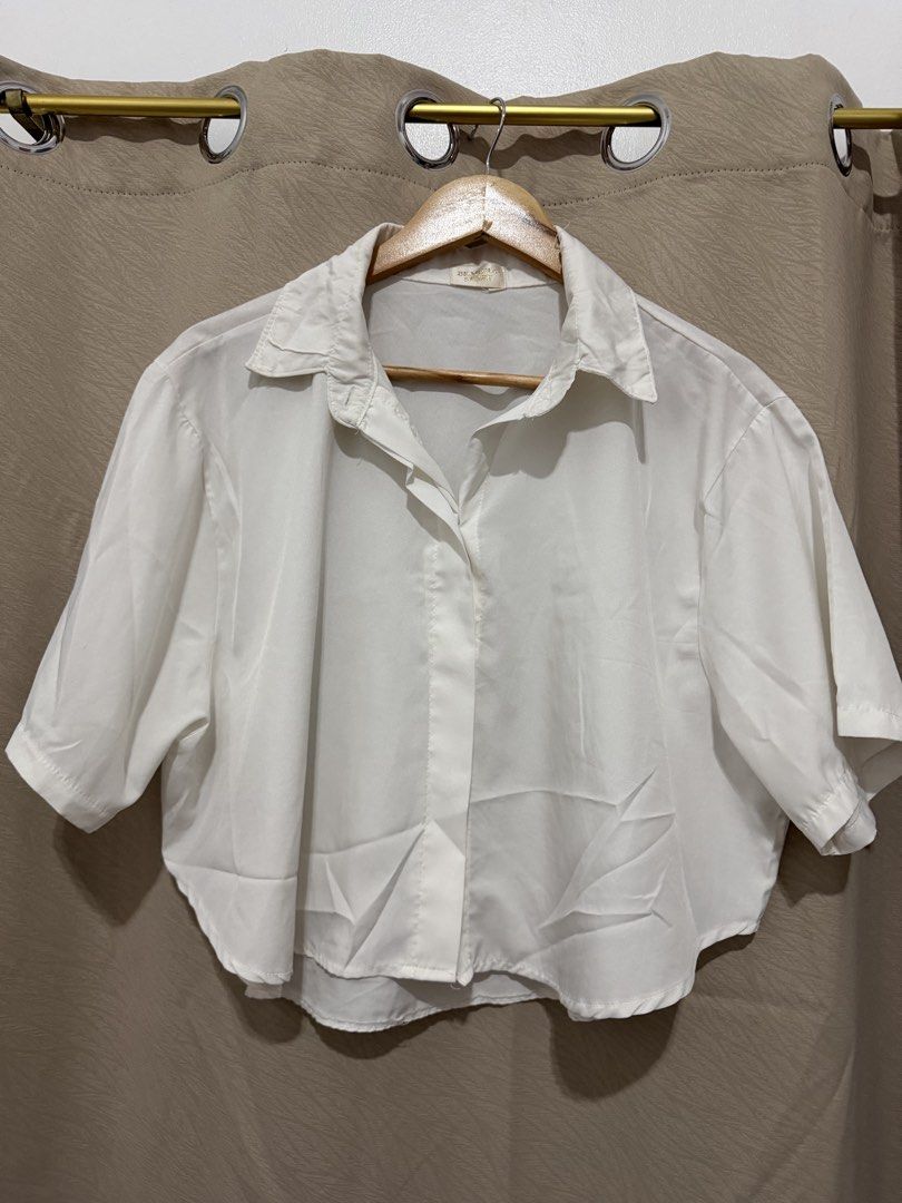 Bangkok White Crop Polo (Category: Blouses) located in Manila. Submitted by pachoooli (Listing ID 1452715803, Image 1). Description: Large to xl.