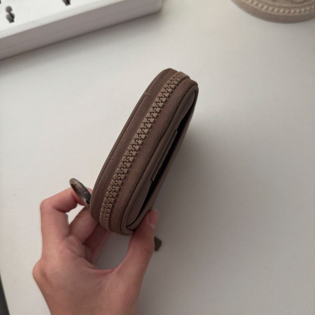 BASH Manila Brown Essentials Cardholder Wallet (Category: Wallets & Card holders) located in Calamba. Submitted by mint.breakfast (Listing ID 1452818680, Image 3). Description: - bought sa online shop nila - with minimal unnoticeable flaws - with coin purse inside - can fit up to 10-15 cards.