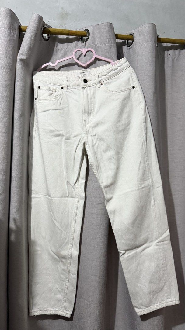 BERSHKA White Low Waist Pants (Category: Jeans) located in Makati City. Submitted by jullienenn (Listing ID 1452823844, Image 1). Description: .