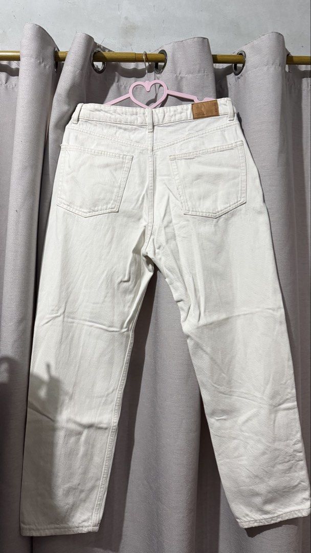 BERSHKA White Low Waist Pants (Category: Jeans) located in Makati City. Submitted by jullienenn (Listing ID 1452823844, Image 2). Description: .