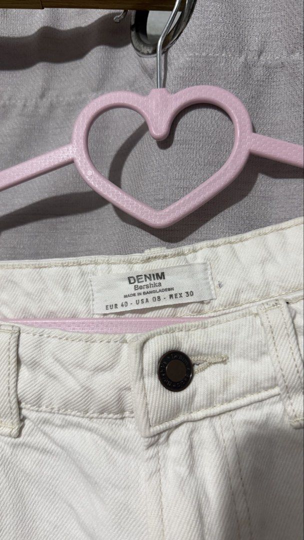 BERSHKA White Low Waist Pants (Category: Jeans) located in Makati City. Submitted by jullienenn (Listing ID 1452823844, Image 3). Description: .