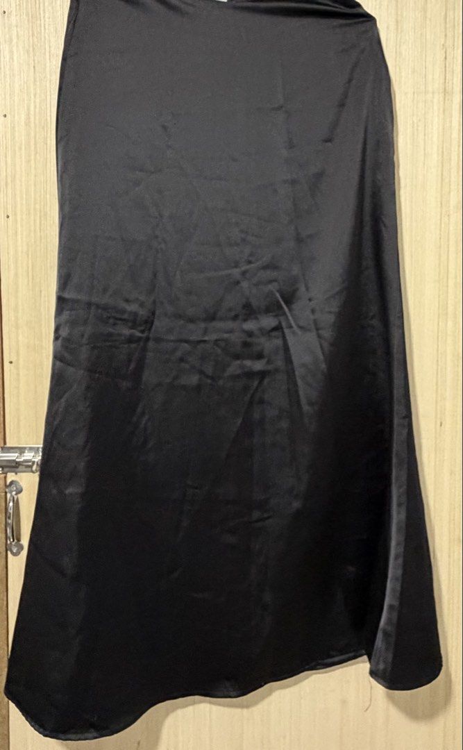 Black Satin Midi Skirt (Category: Skirts) located in Pasay City. Submitted by a.daneee (Listing ID 1452834862, Image 1). Description: - Flowy black satin midi skirt - Smooth, silky material - Versatile: dress up or down - Perfect for evenings or chic daytime looks - Easy to style with various tops and shoes.