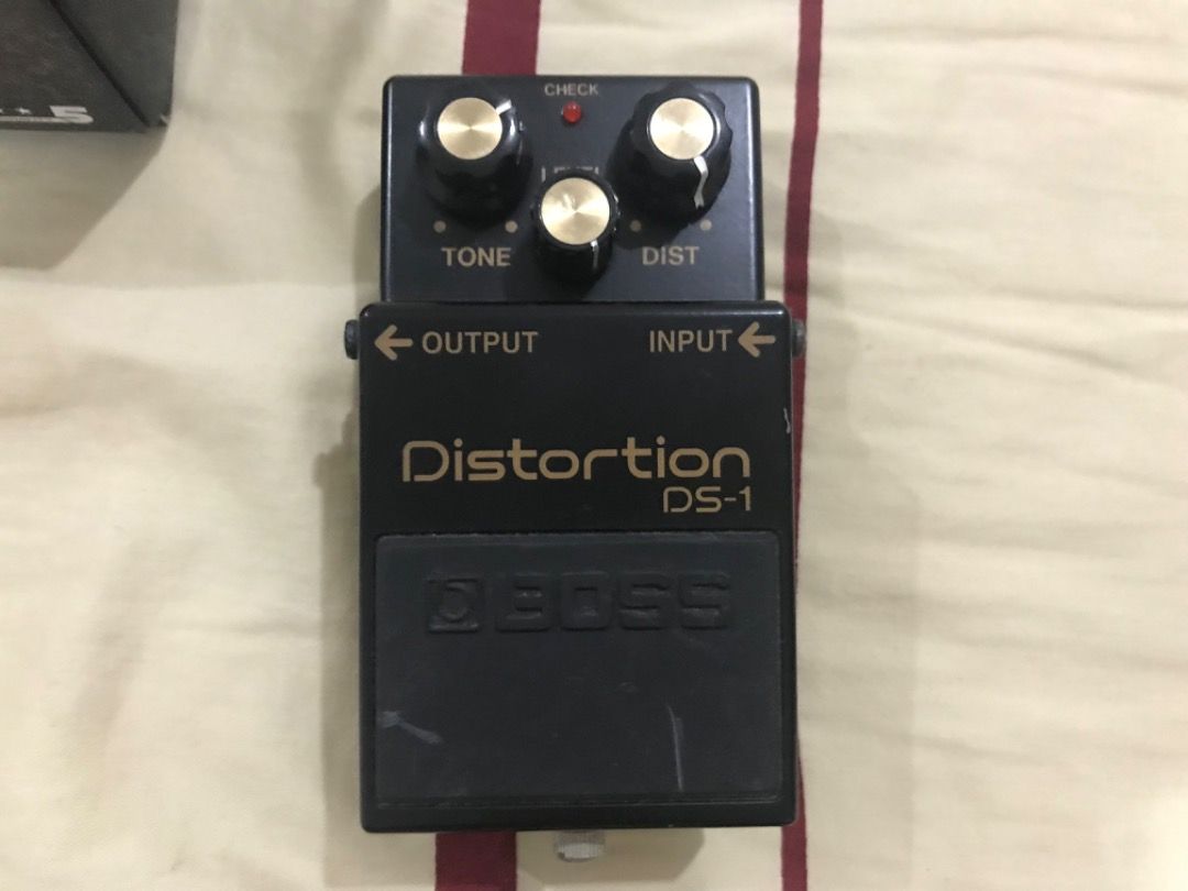 BOSS DS-1 -4A 40th Anniversary Distortion Pedal (Category: Musical Instruments) located in Muntinlupa City. Submitted by SensibleOffersOnly (Listing ID 1452812920, Image 2). Description: ₱ 4000 slightly negotiable. RFS: medical expenses Issues: hum and hiss, can be eliminated with a noise gate. Complete box and product documents. Used in studio only. GCash payment for delivery, cash or GCash meet-up. For meet-up, I can meet you at Starbucks WestG