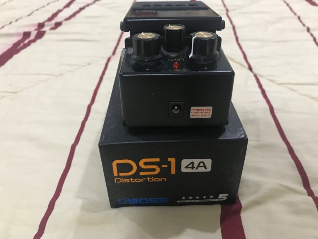 BOSS DS-1 -4A 40th Anniversary Distortion Pedal (Category: Musical Instruments) located in Muntinlupa City. Submitted by SensibleOffersOnly (Listing ID 1452812920, Image 3). Description: ₱ 4000 slightly negotiable. RFS: medical expenses Issues: hum and hiss, can be eliminated with a noise gate. Complete box and product documents. Used in studio only. GCash payment for delivery, cash or GCash meet-up. For meet-up, I can meet you at Starbucks WestG