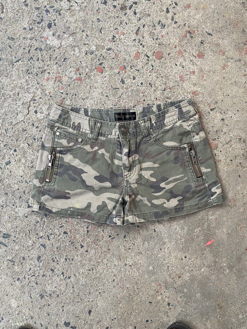 Camo Denim Shorts with Zipper Pockets (Category: Shorts) located in Quezon City. Submitted by un0oo (Listing ID 1452849986, Image 1). Description: Waist 29 Length 12 Thigh 10.5 2 small pinholes at the lower back part.