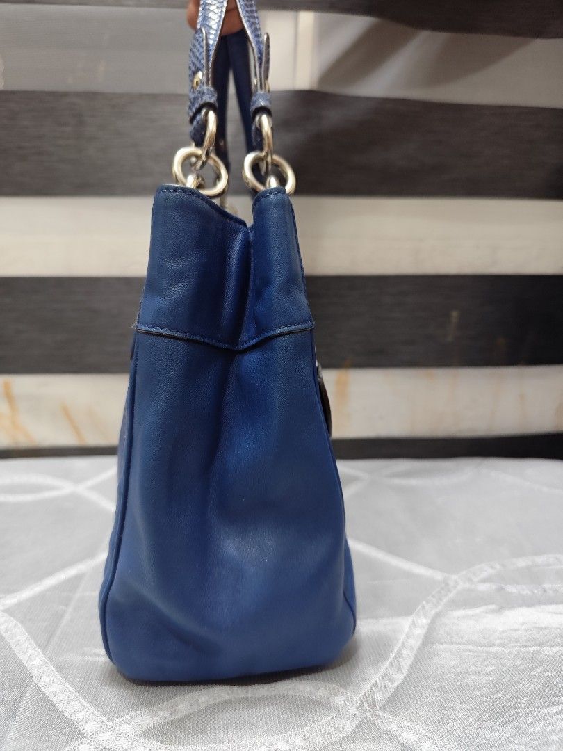 Coach Penelope (Category: Luxury Bags & Wallets) located in Santa Rosa. Submitted by ahroncatpad (Listing ID 1452856773, Image 3). Description: Coach Penelope blue tote bag with snakeskin leather trimmings front pocket with turnlock key magnetic closure with zippered compartmnt in the middle clean inside and out zippers all working no flaws no issues.