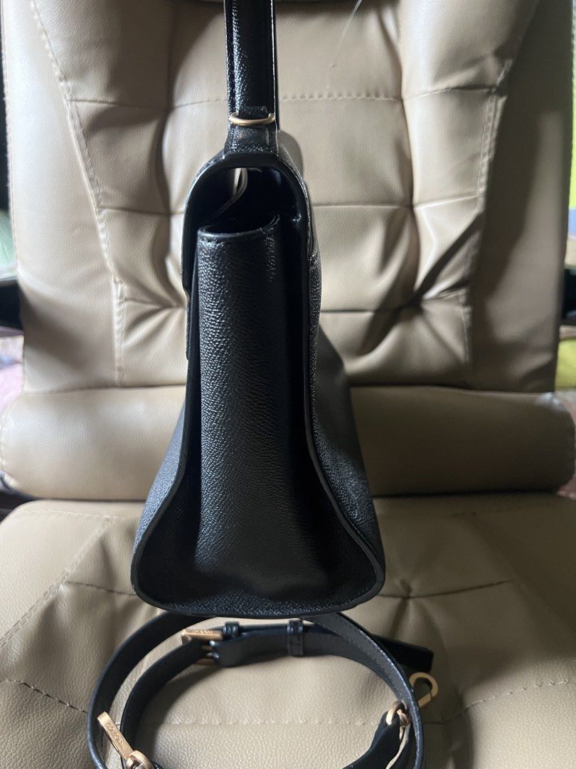 Couronne Black Leather Top Handle Bag with Shoulder Strap (Category: Shoulder Bags) located in Saravia. Submitted by clynlyn (Listing ID 1452766867, Image 2). Description: - Genuine black leather Couronne handbag - Elegant structured design - Secure gold-tone buckle closure - Versatile detachable shoulder strap - Interior zippered pocket for essentials - Classic and clean style, suitable for daily wear or special events.