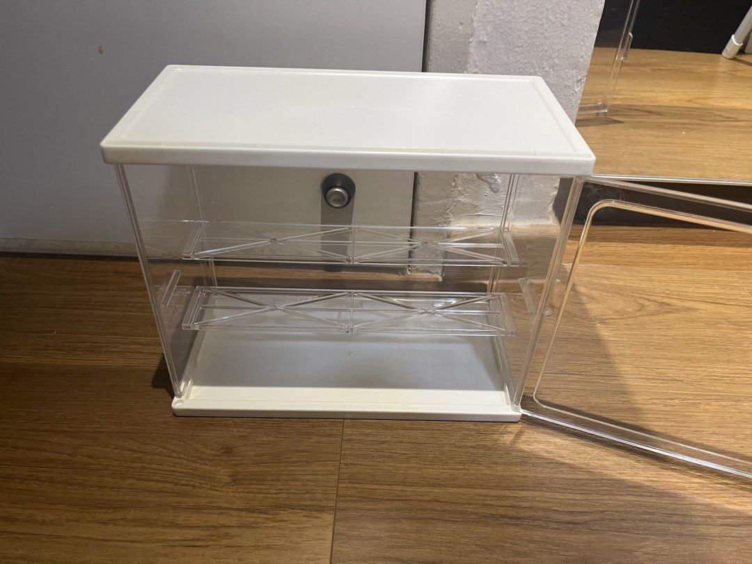 display case (Category: Earphones) located in Singapore. Submitted by hamnoylu (Listing ID 1452867359, Image 2). Description: plastic display case for popmarts and figurines has slight yellowing but not noticeable when theres things inside not for fussy buyers levels in the case can be moved meetup simei hdb or carou buy button mailing.