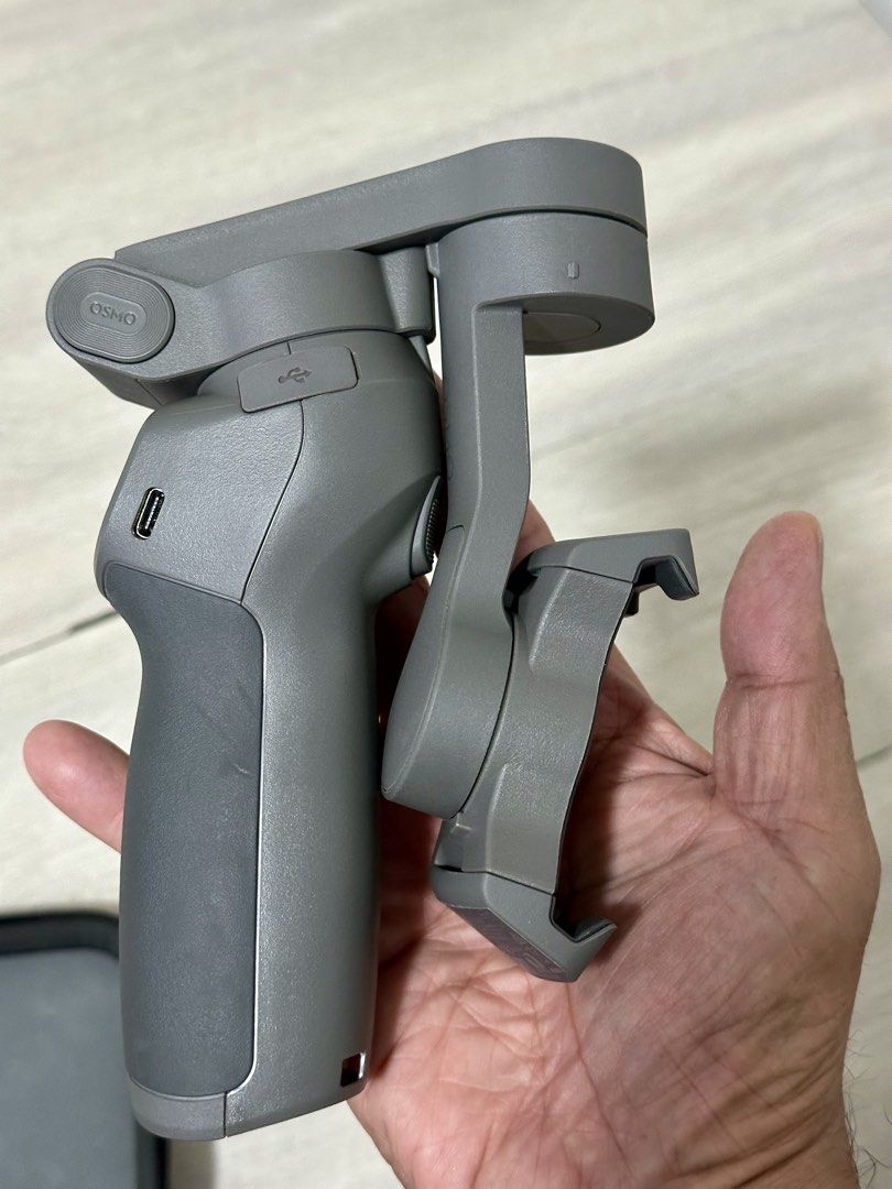 DJI OSMO Mobile 3 Gimbal Stabilizer with Case (Category: Gimbals & Stabilizers ) located in Las Pinas. Submitted by tomarigato (Listing ID 1452702872, Image 2). Description: - DJI Osmo Mobile 3 gimbal stabilizer - Compact and foldable design for easy storage and travel - Includes original protective case - Achieve smooth, professional-looking video footage with your smartphone - Built-in USB charging port - Integrated zoom controls RFS: Declutter