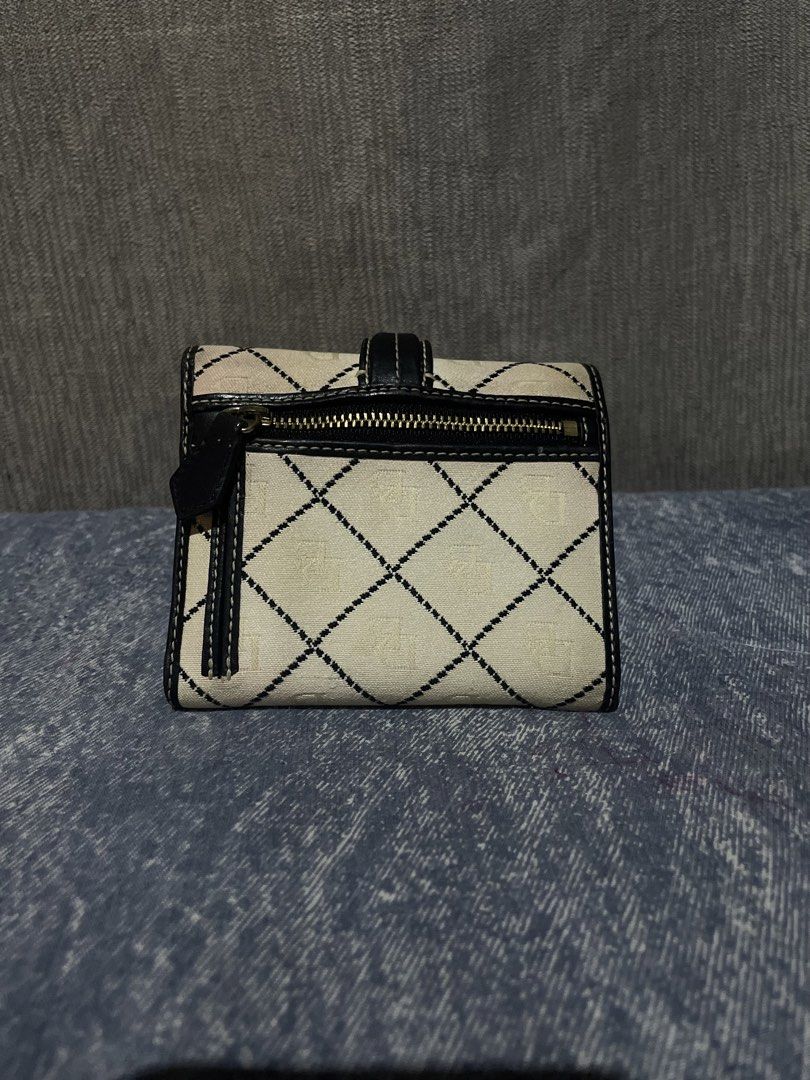 Dooney & bourke wallet (Category: Luxury Bags & Wallets) located in Bato. Submitted by pandadada01 (Listing ID 1452780549, Image 2). Description: .