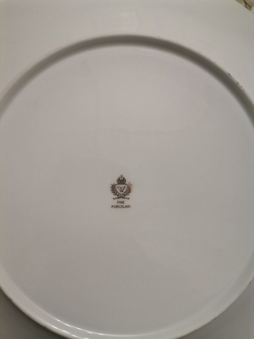 Fine Porcelain Cake Server Plate and Server Set (Category: Dinnerware & Cutlery) located in Magdalena. Submitted by ckvf032922 (Listing ID 1452861661, Image 2). Description: - Beautiful cake server set - Includes decorative plate and cake server - Made of fine porcelain - Plate features a lovely painted scene - Server handle has a matching design - Perfect for cakes and pastries - Comes in a box.
