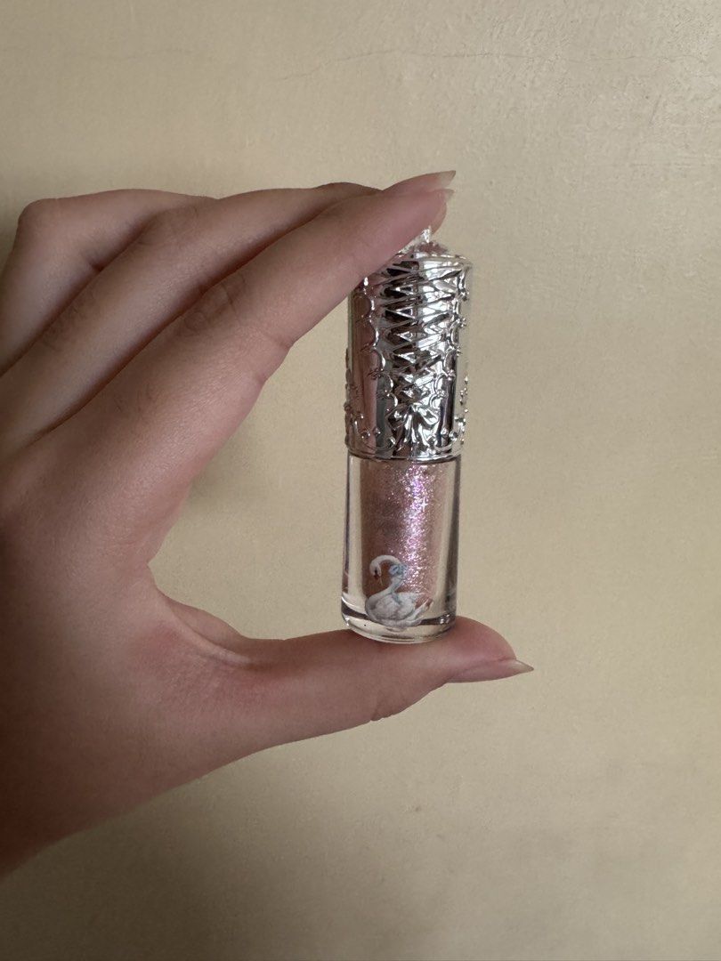 FlowerKnows Swan Ballet Glitter Eyeshadow (Category: Makeup) located in Cebu City. Submitted by possible_19 (Listing ID 1452782675, Image 1). Description: swatched once .