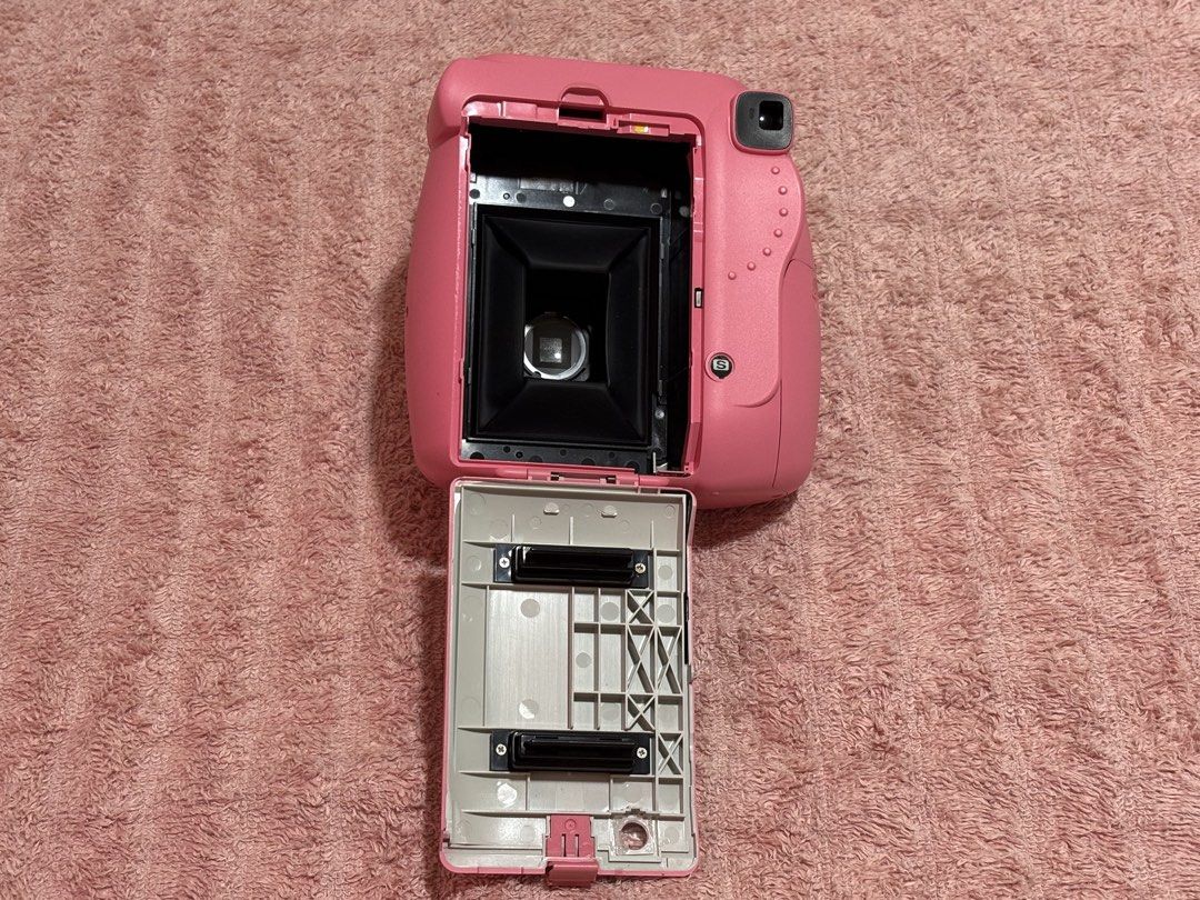 Fujifim Instax Mini 9 Pink (Category: Cameras) located in San Pedro. Submitted by luviestuff (Listing ID 1452732628, Image 2). Description: -Bought in Dubai -This is a buy at your own risk and strictly no refund and return -I won’t entertain questions about testing Original Price: 5000 ‼️Issue: -Untested if it works with battery and film (Pwede niyo naman pa check or ayos) -Stuck for a long time and not used .