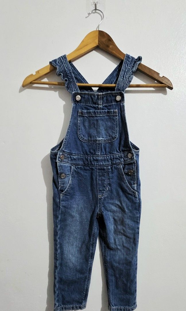 Gap Denim Jumper (Category: Babies & Kids Fashion) located in Malolos. Submitted by candyproj (Listing ID 1452836592, Image 1). Description: GAP| Personal Used Clothes Size: 3 years old Buy 3 clothes, SHIPPING FEE IS FREE RFS: Decluterring/Migrating Price is Negotiable Everything must go.