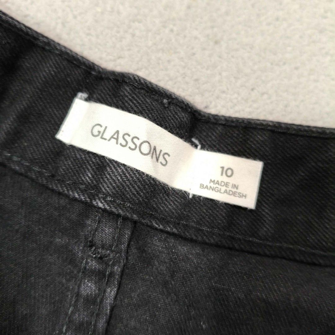 GLASSONS black denim shorts (Category: Shorts) located in Calatrava. Submitted by messytera9 (Listing ID 1452840275, Image 2). Description: GLASSONS black denim shorts Excellent Condi S: 10 on tag (28-30 in tape measure) L: 14" LO: 13".